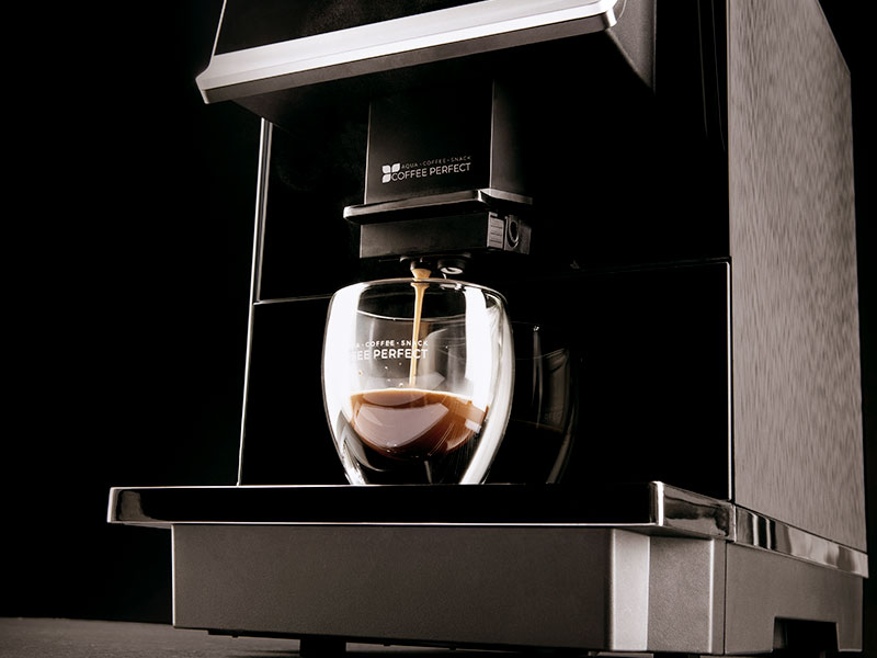 MP10 Kaffeevollautomat bereitet Cappuccino mit cremigem Milchschaum in weißer Tasse zu.