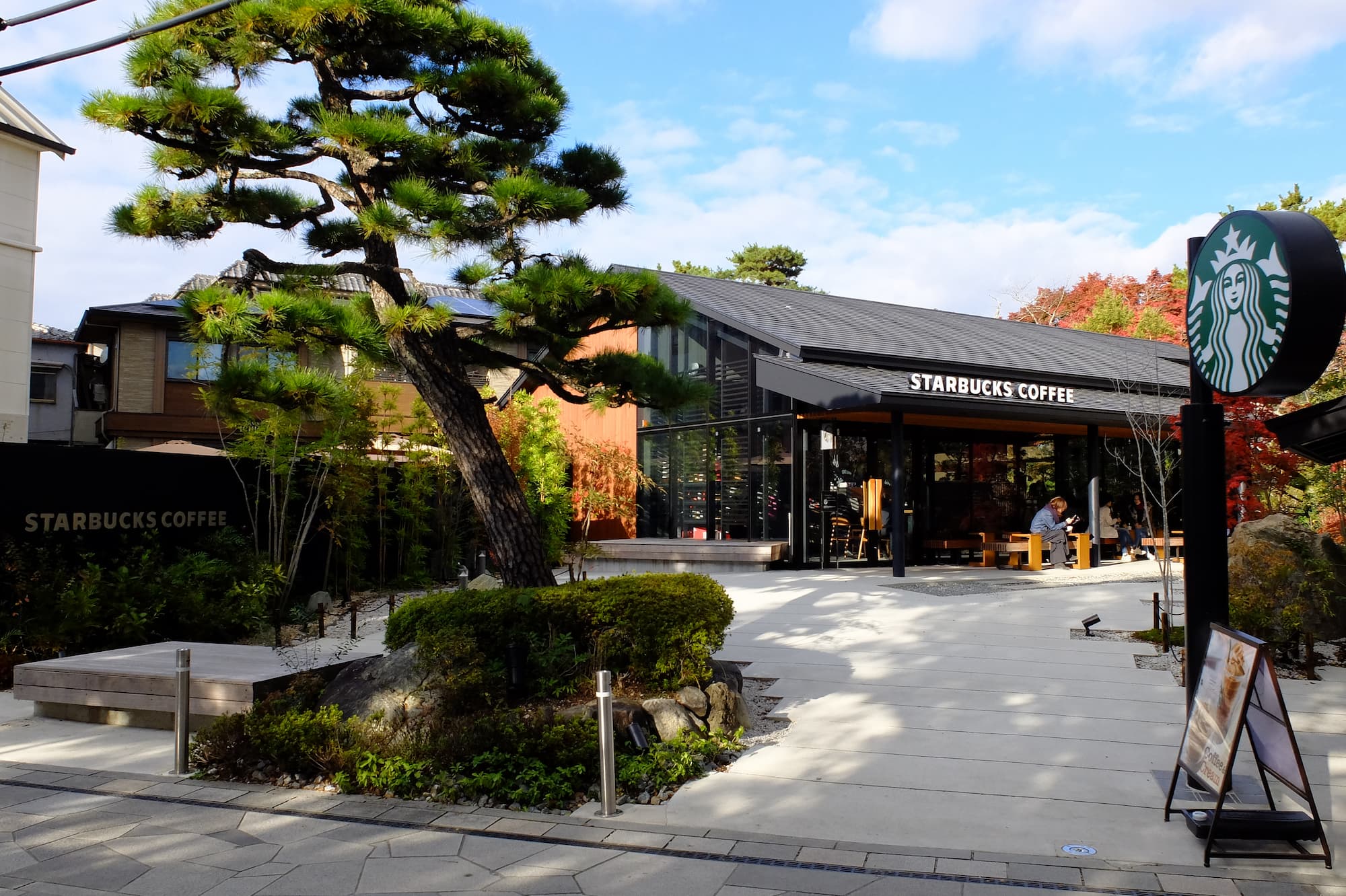 Moderne Starbucks Filiale in Japan mit traditioneller Architektur und Gartenanlage.