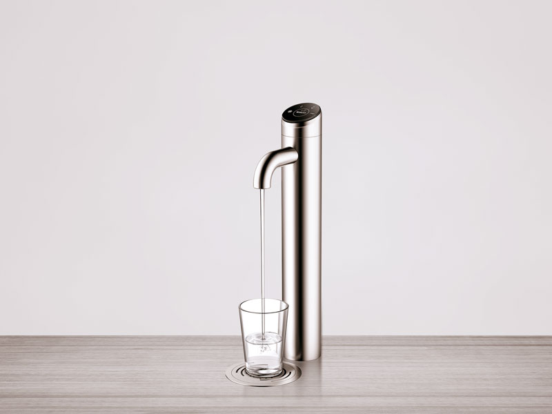 BRITA BR55 Wassserspender mit Edelstahl-Wasserhahn, der ein Glas mit Wasser befüllt.