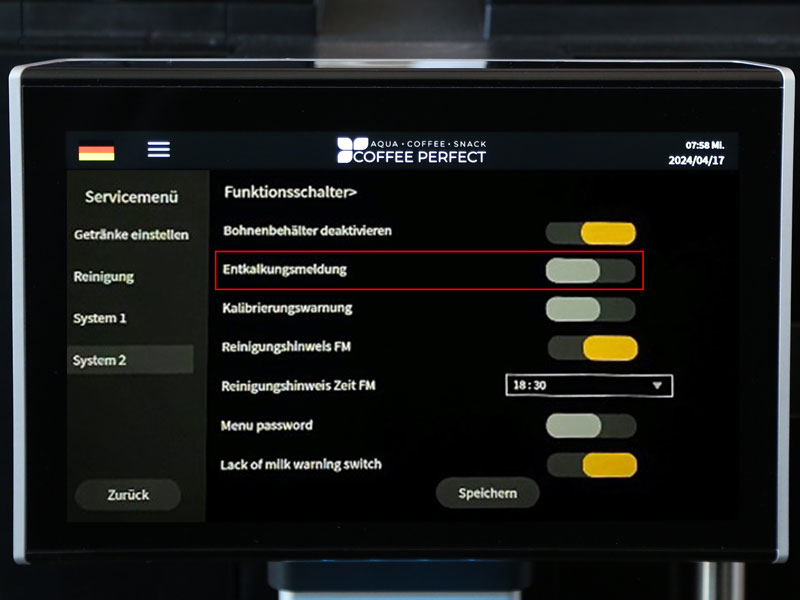 Displayansicht eines CP30 Kaffeevollautomaten mit markierter Entkalkungsmeldung im Servicemenue.