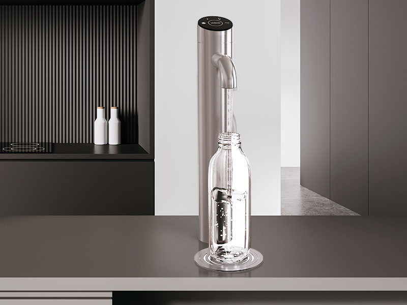 BRITA BR55 Wassserspender mit modernem Edelstahl-Wasserhahn füllt Glasflasche mit Wasser auf Küchentheke.