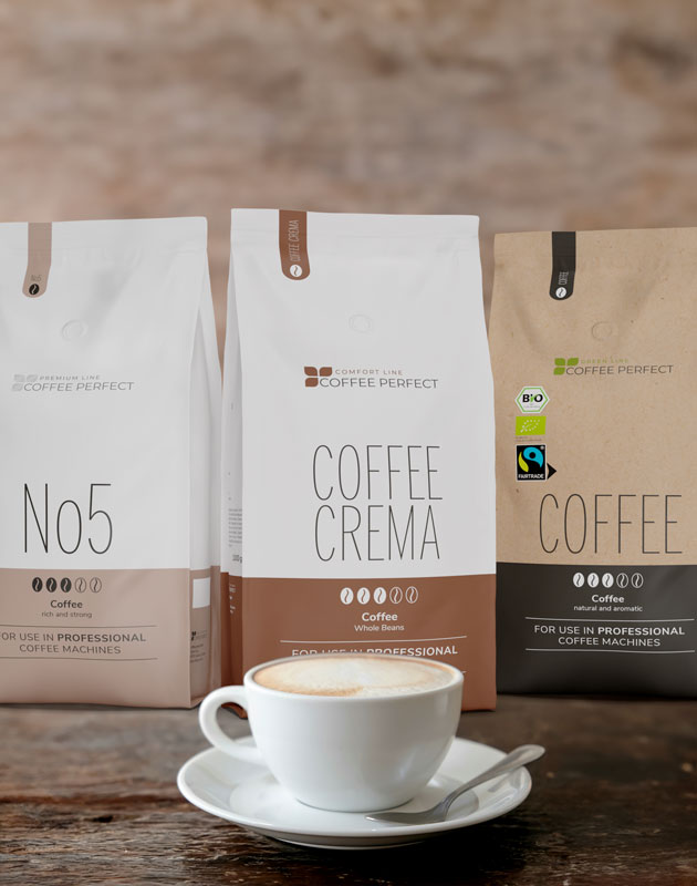 Volle Kaffeetasse steht vor Füllprodukte