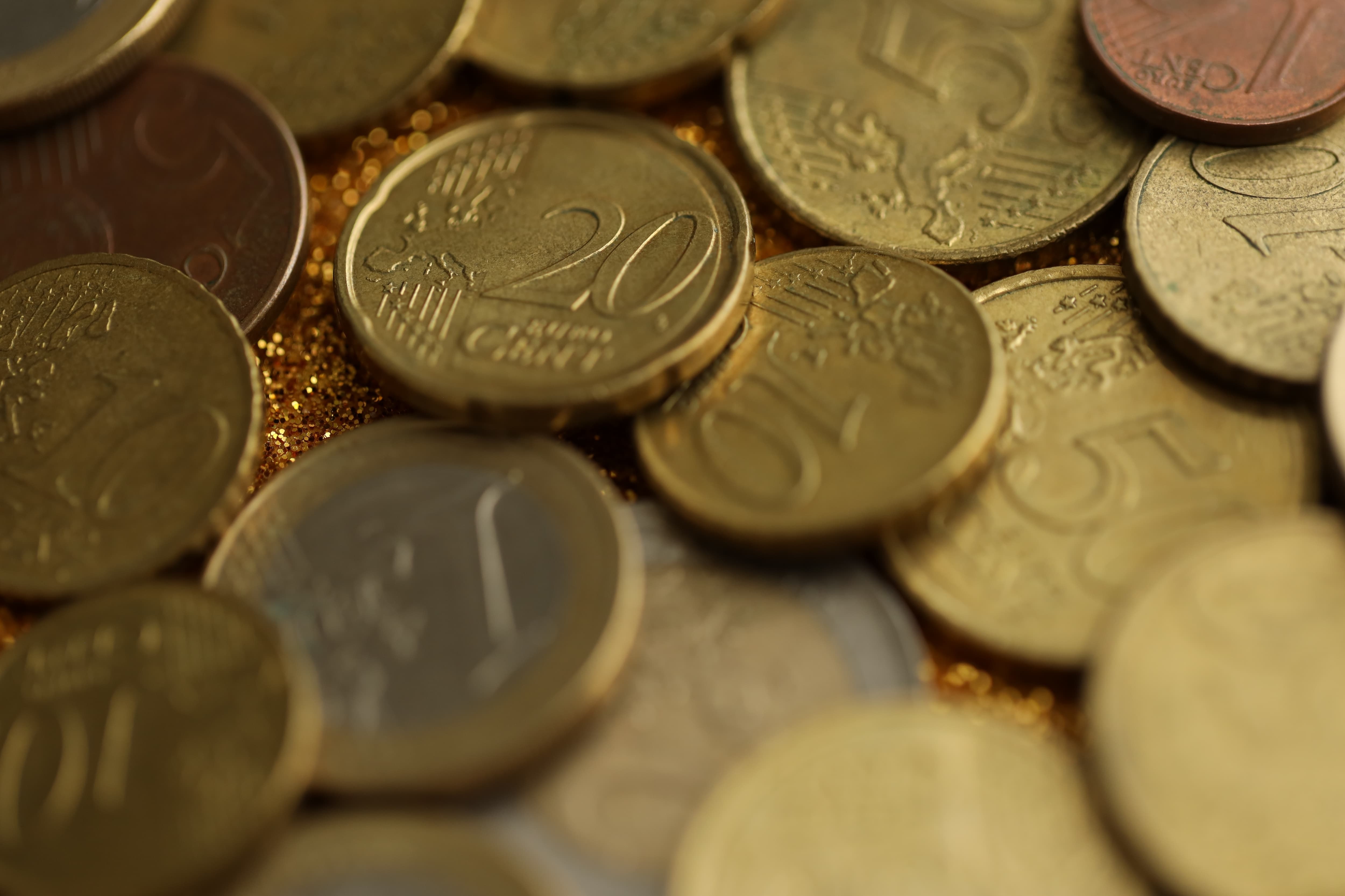 Verschiedene Euro-Münzen in Großaufnahme, Symbol für Geld und Finanzen.