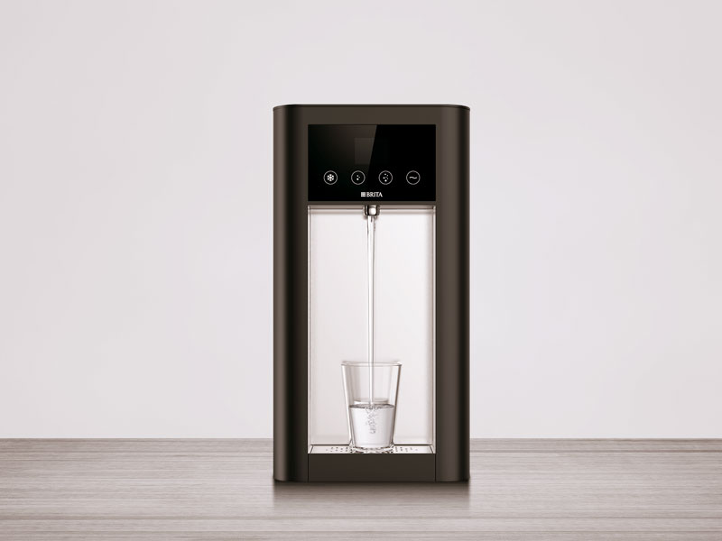 Frontalansicht eines modernen BRITA BR50 Wasserspenders, der ein Glas mit Wasser befüllt.