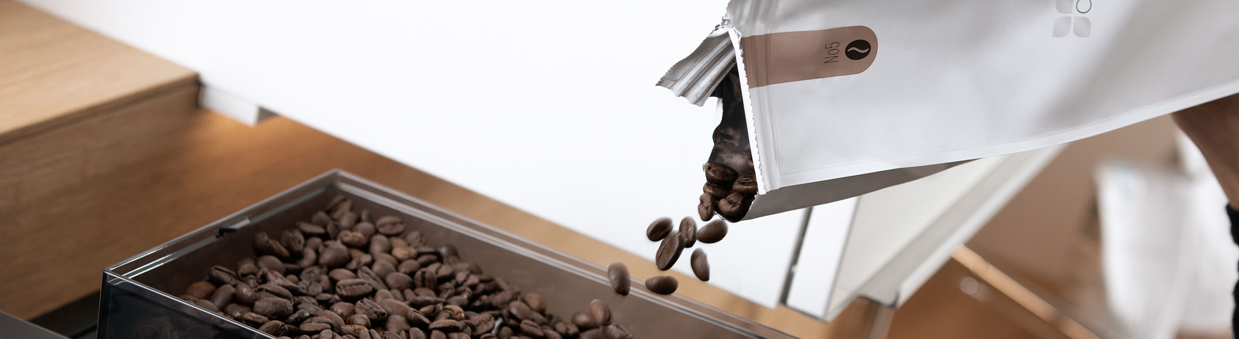 Kaffeebehälter füllen Kaffeebehälter füllen