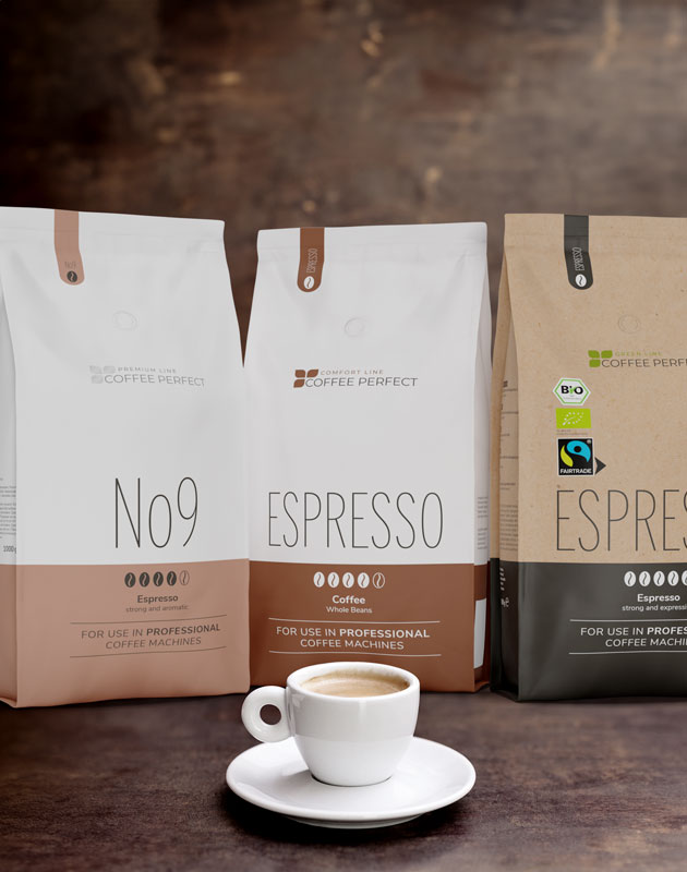 Volle Kaffeetasse steht vor Füllprodukte