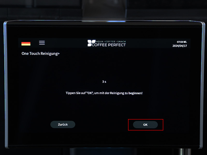 Display zeigt Hinweis zur Bestaetigung des Reinigungsstarts mit der Schaltflaeche 'OK'.