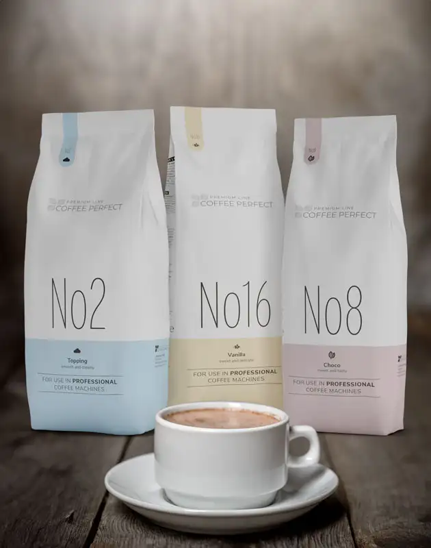 Volle Kaffeetasse steht vor Füllprodukte